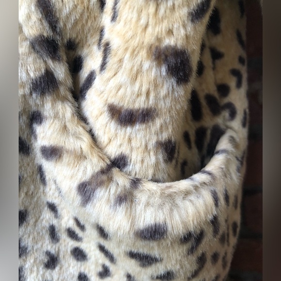 Girl’s Faux Fur Leopard Coat Size 3! ✨ - Picture 5 of 6
